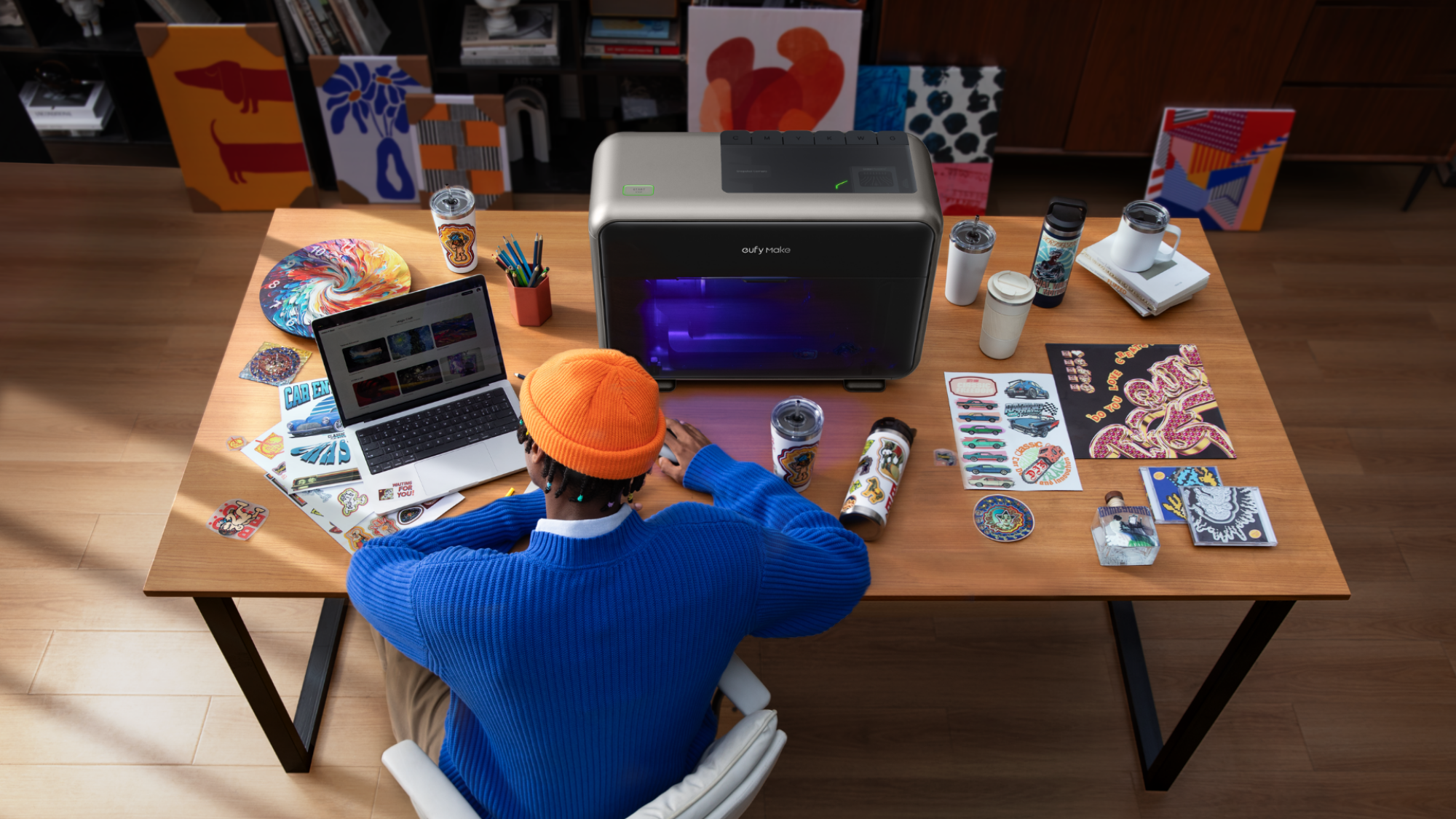 Seseorang yang bekerja di meja dengan printer eufymake