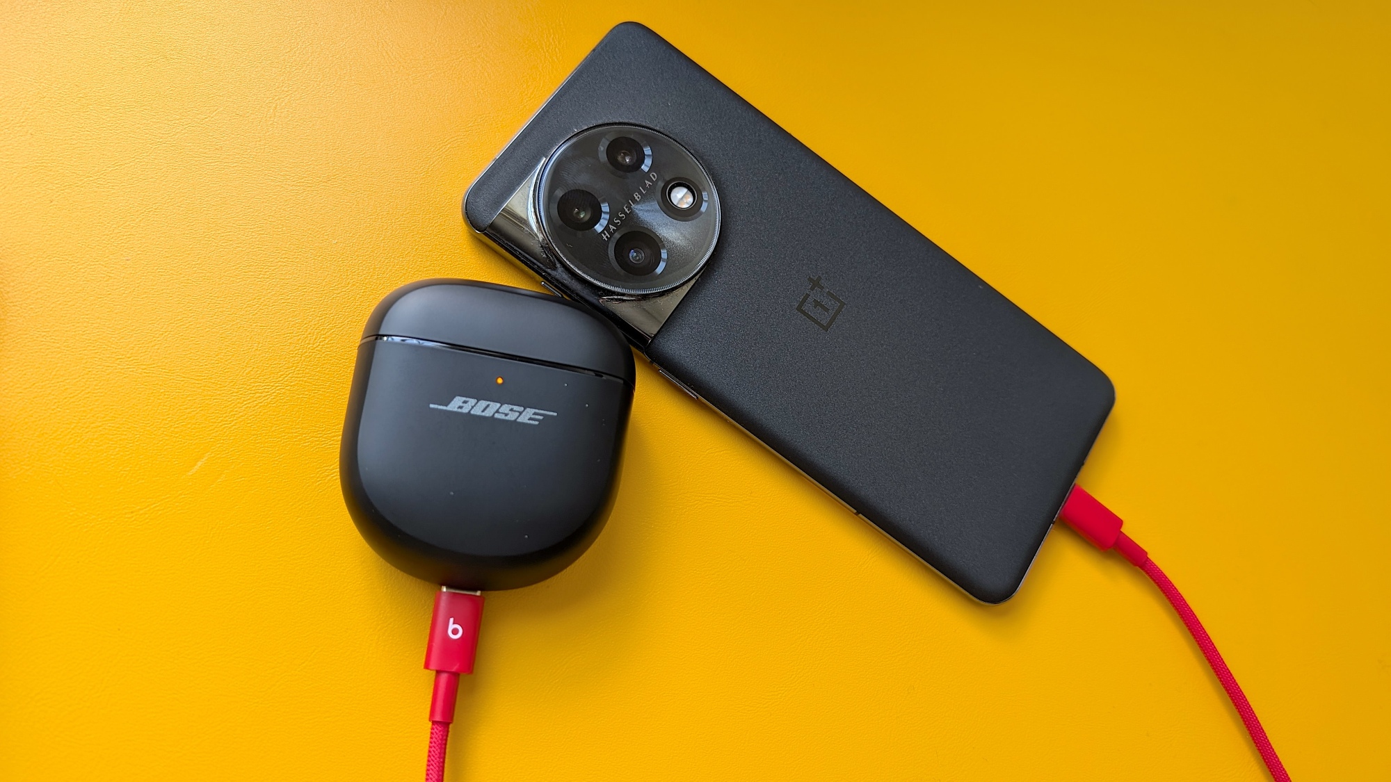 Telepon dan earbud dihubungkan dengan kabel pengisian daya