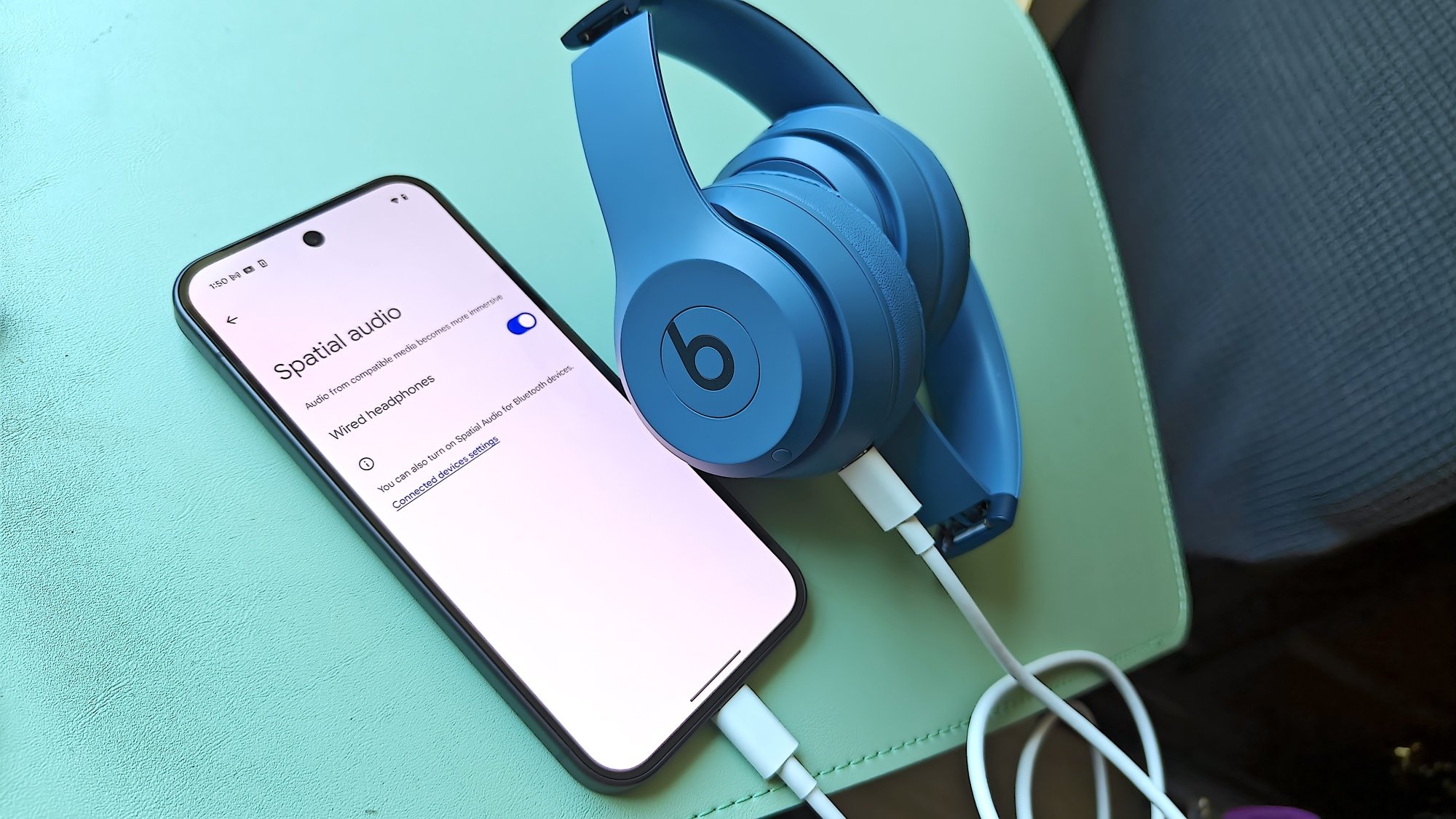 mengalahkan headphone dan telepon terbuka ke halaman Pengaturan dengan audio spasial dihidupkan