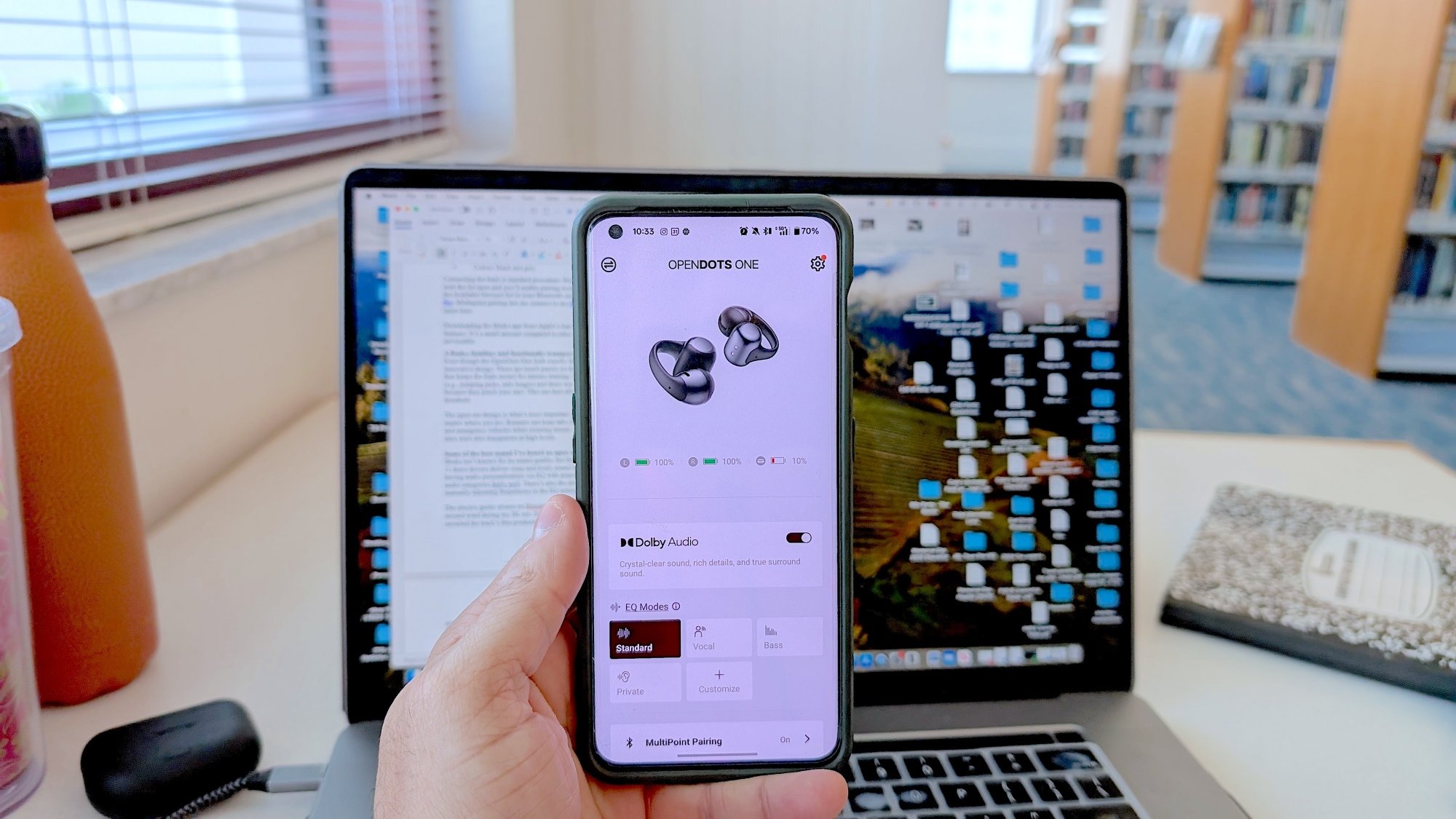 Telepon yang menampilkan fitur pemasangan multipoint di earbud
