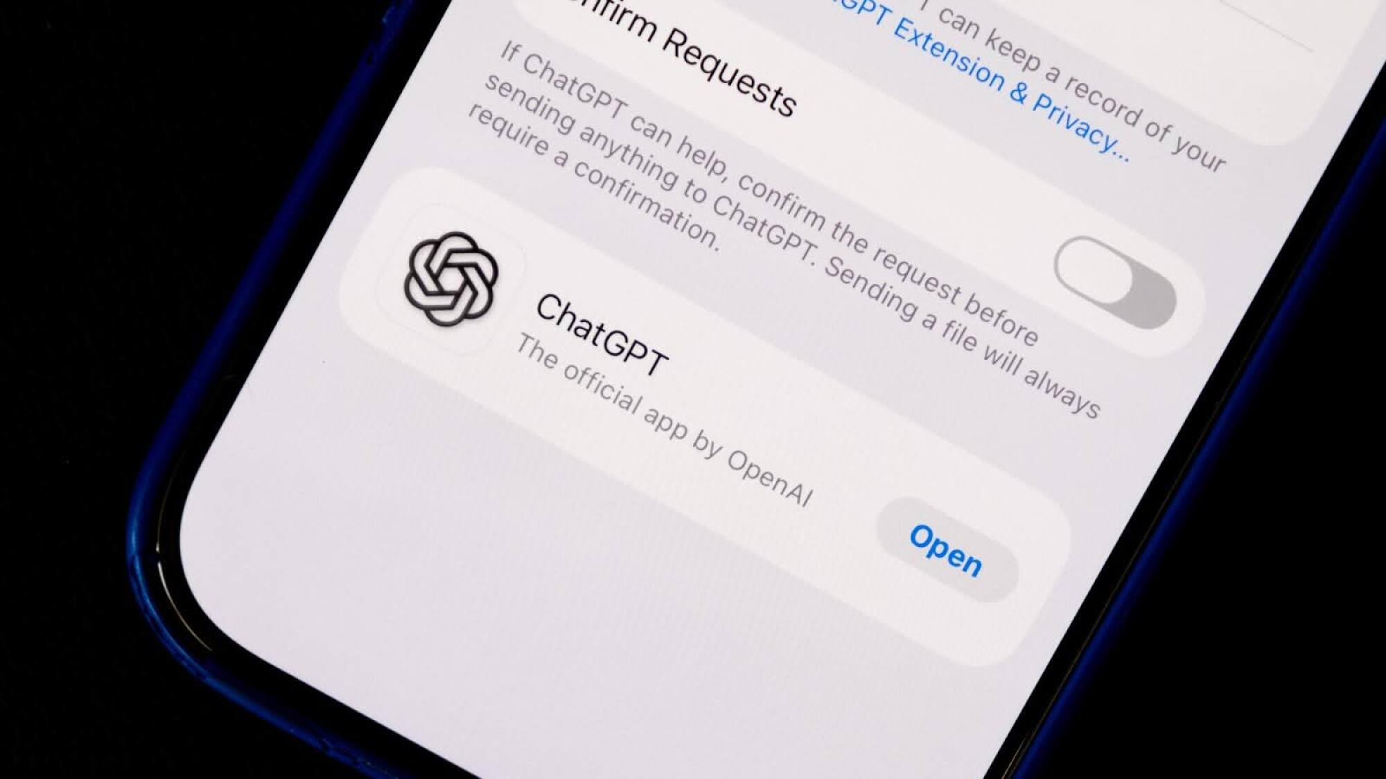 Tangkapan layar menu di iOS 26 yang menawarkan akses chatgpt
