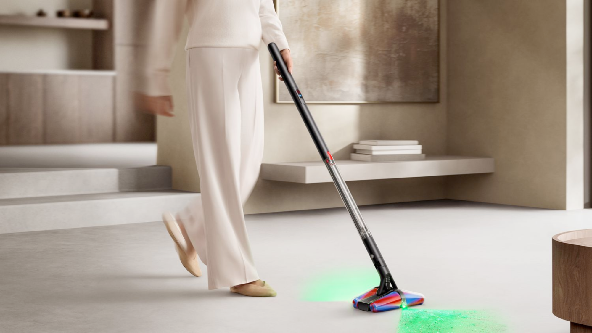 Seseorang yang menggunakan dyson pensilvac cordless vacuum.