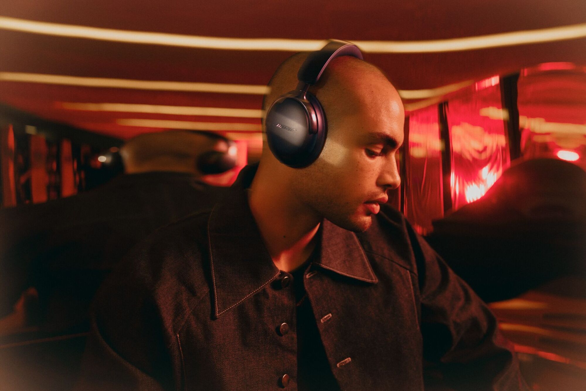 Pria yang memakai headphone Bose
