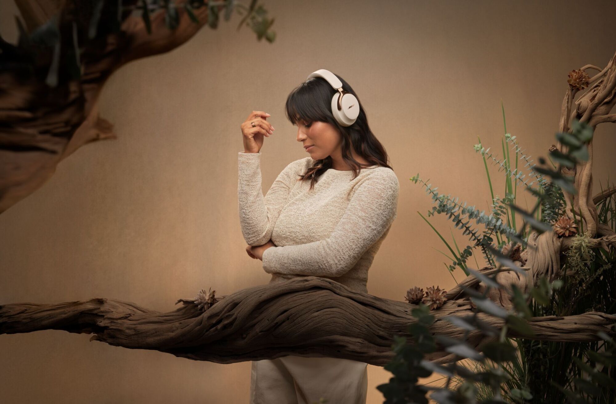 Wanita mengenakan headphone bose