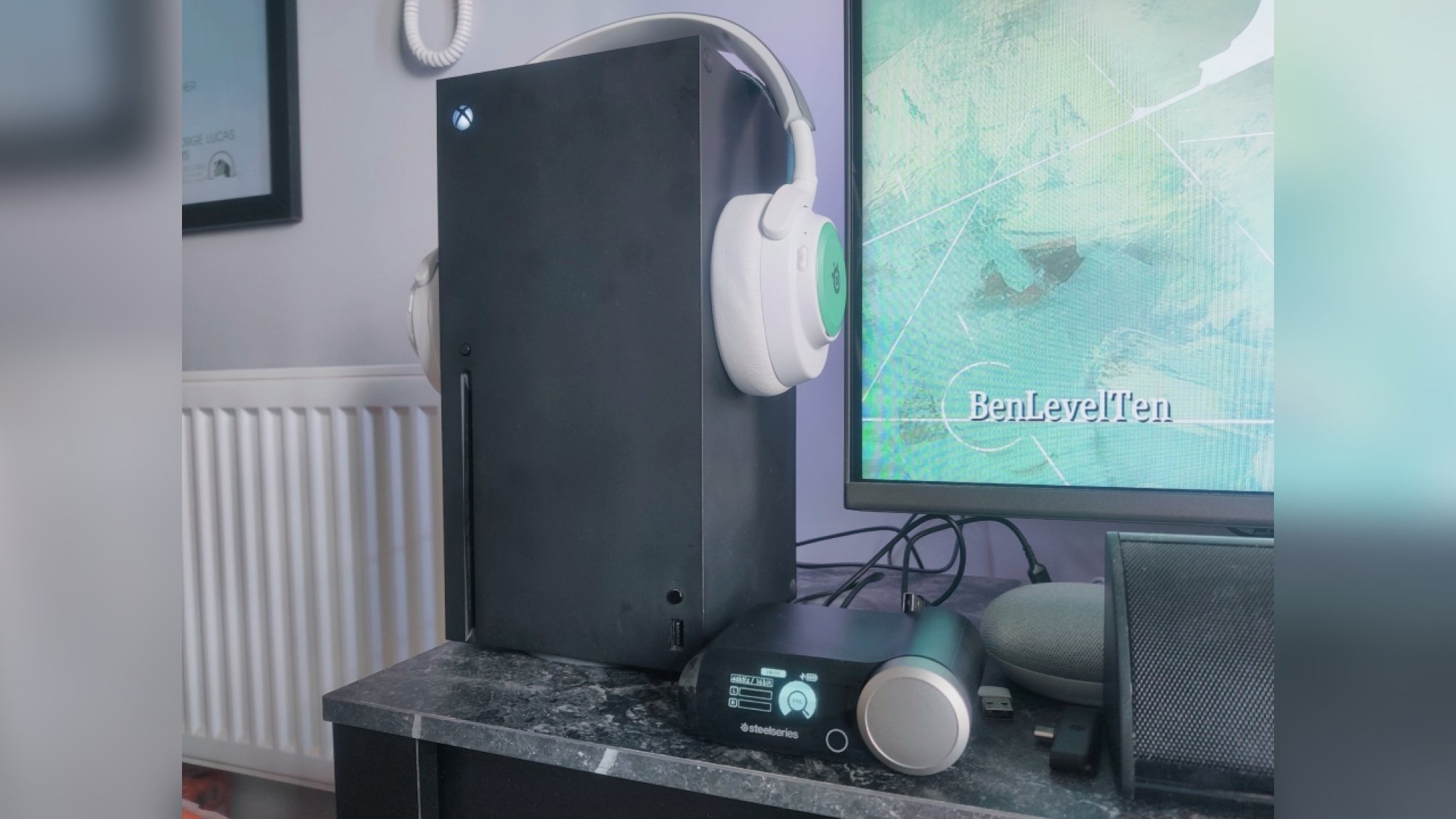 Stasiun Baja Arctis Nova Pro Wireless dan Base dengan Xbox Series X
