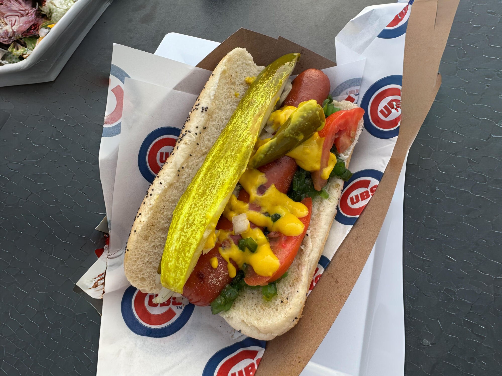 Gambar hot dog yang diedit dari Wrigley Field