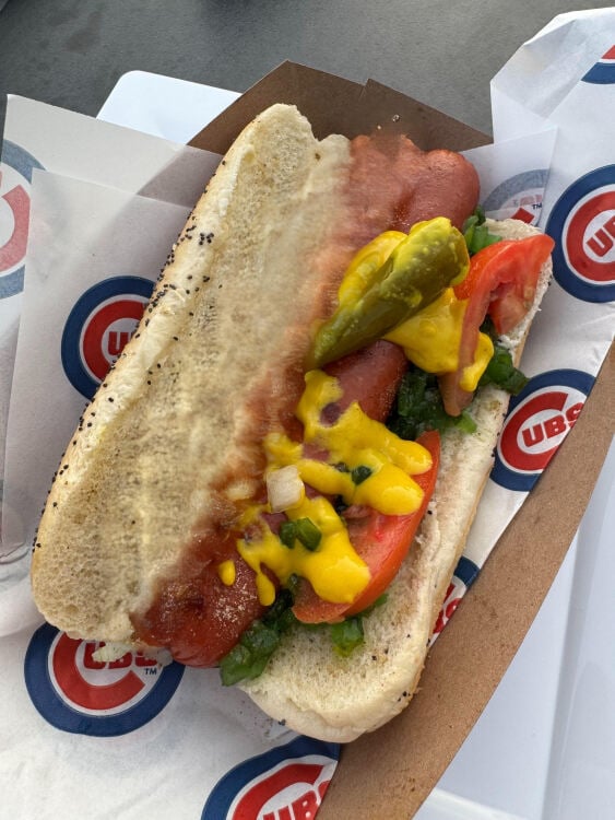 Gambar hot dog yang diedit dari Wrigley Field