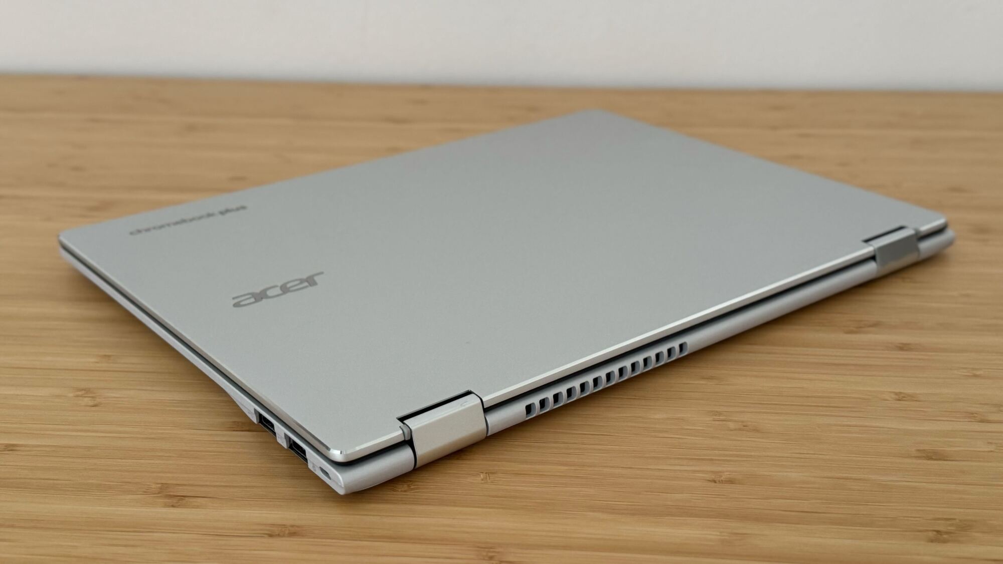 The 2025 Acer Chromebook Plus Spin 514 di meja kayu