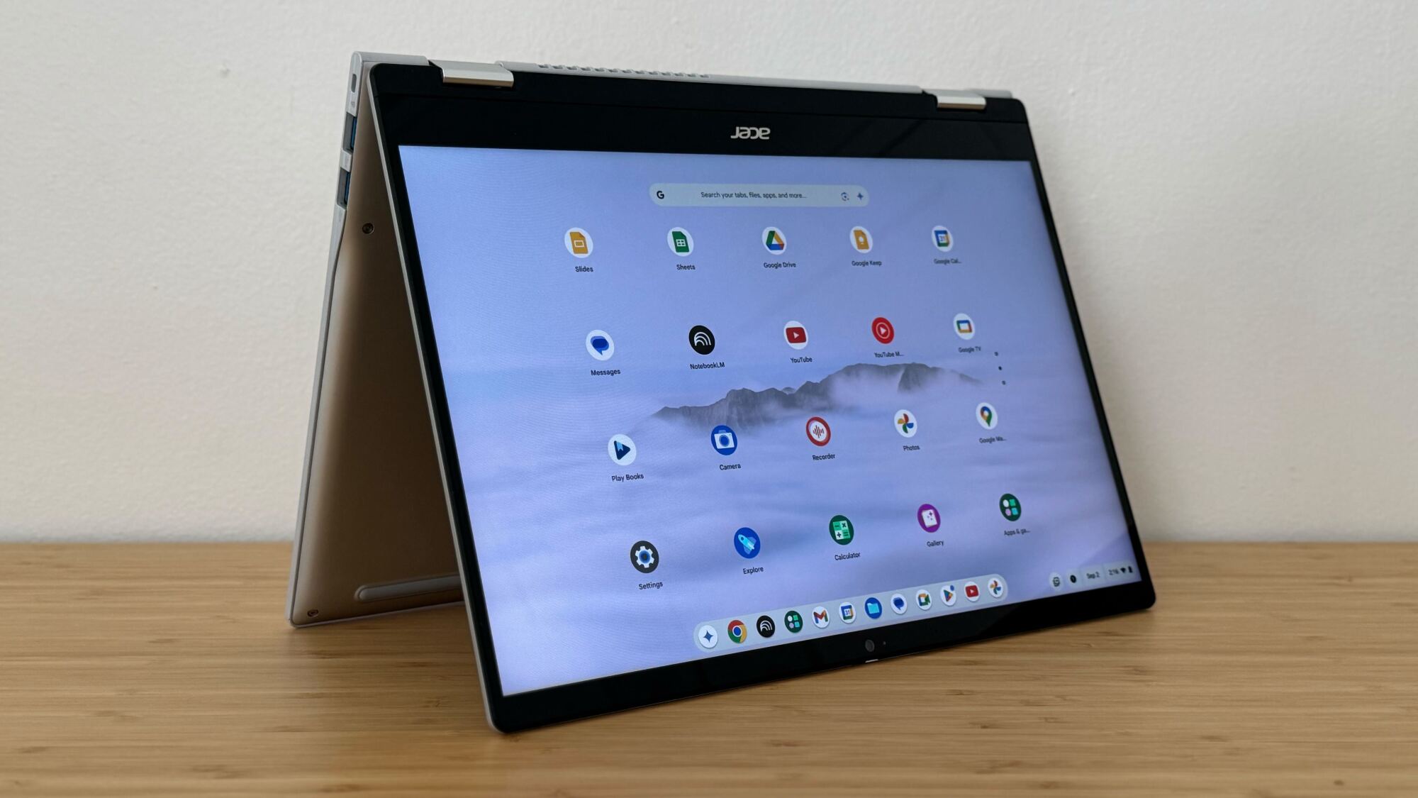 The 2025 Acer Chromebook Plus Spin 514 di meja kayu