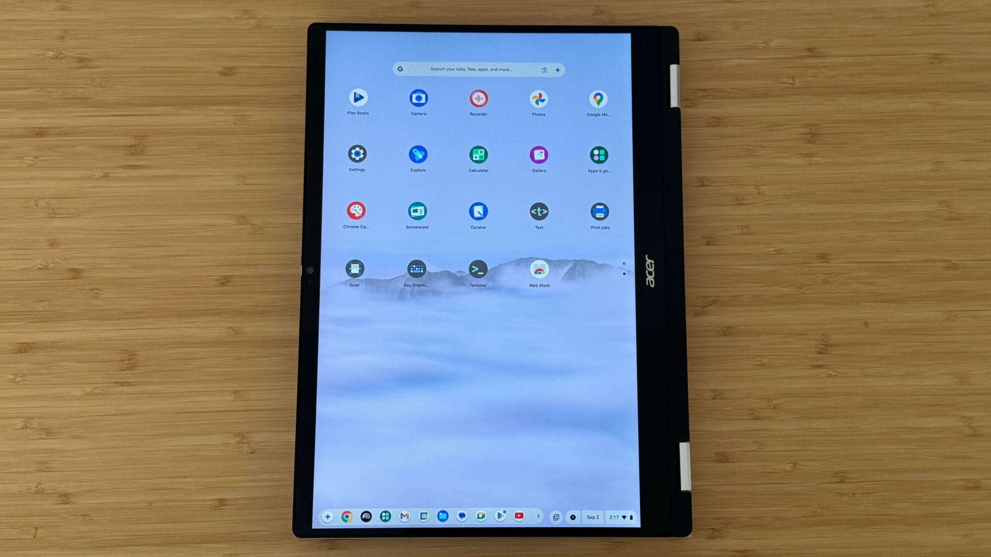 The 2025 Acer Chromebook Plus Spin 514 di meja kayu