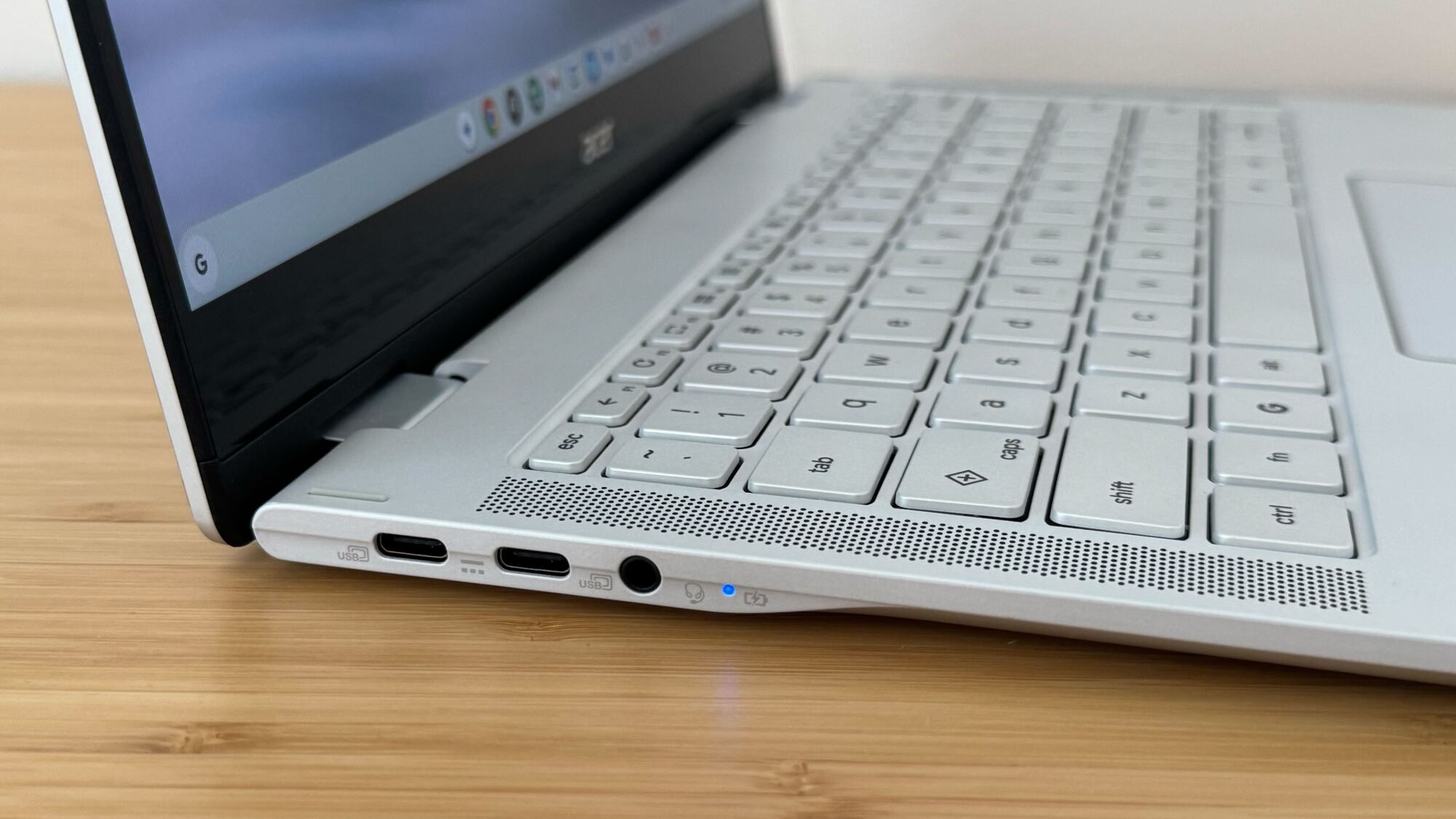 The 2025 Acer Chromebook Plus Spin 514 di meja kayu