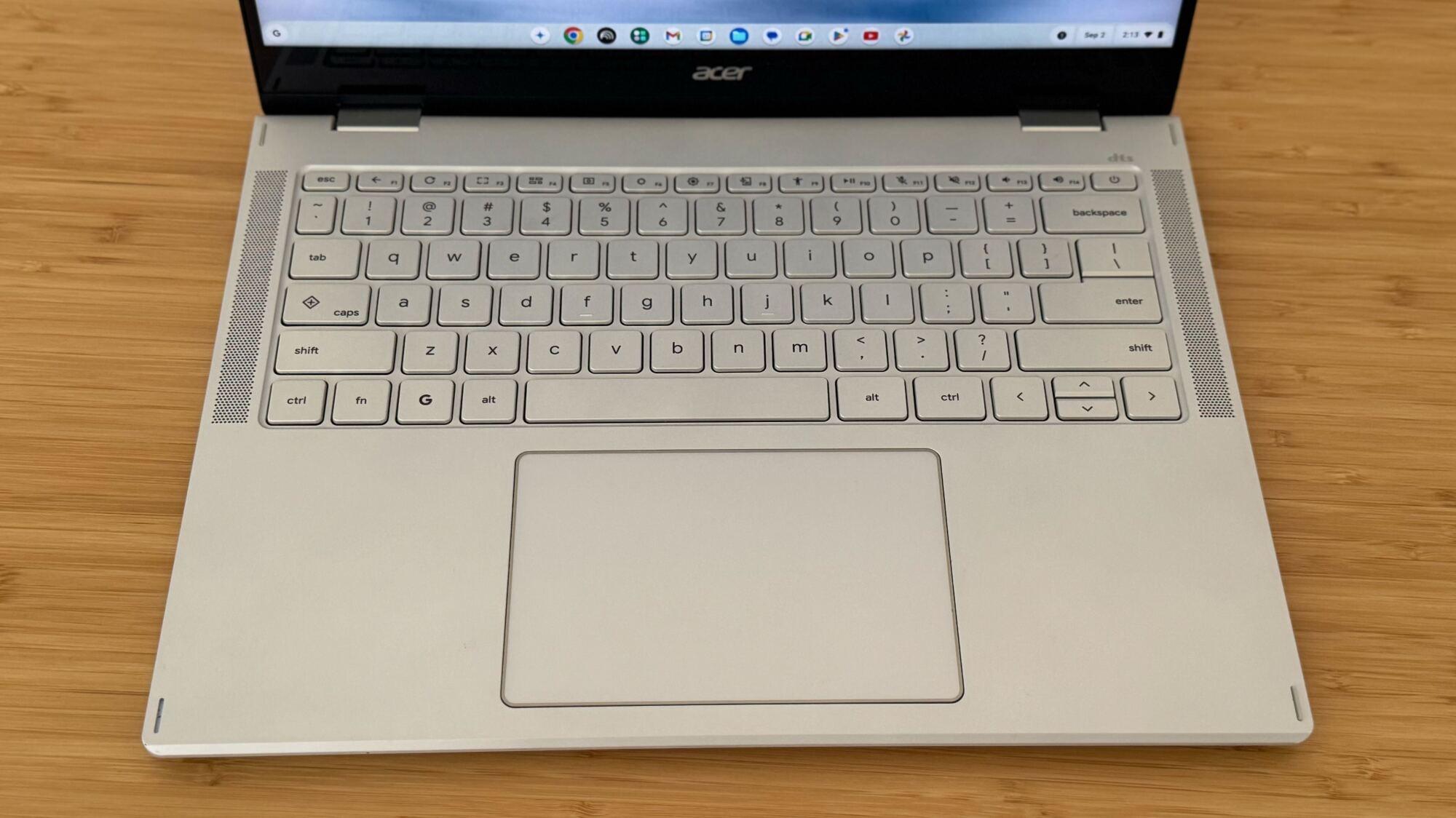 The 2025 Acer Chromebook Plus Spin 514 di meja kayu