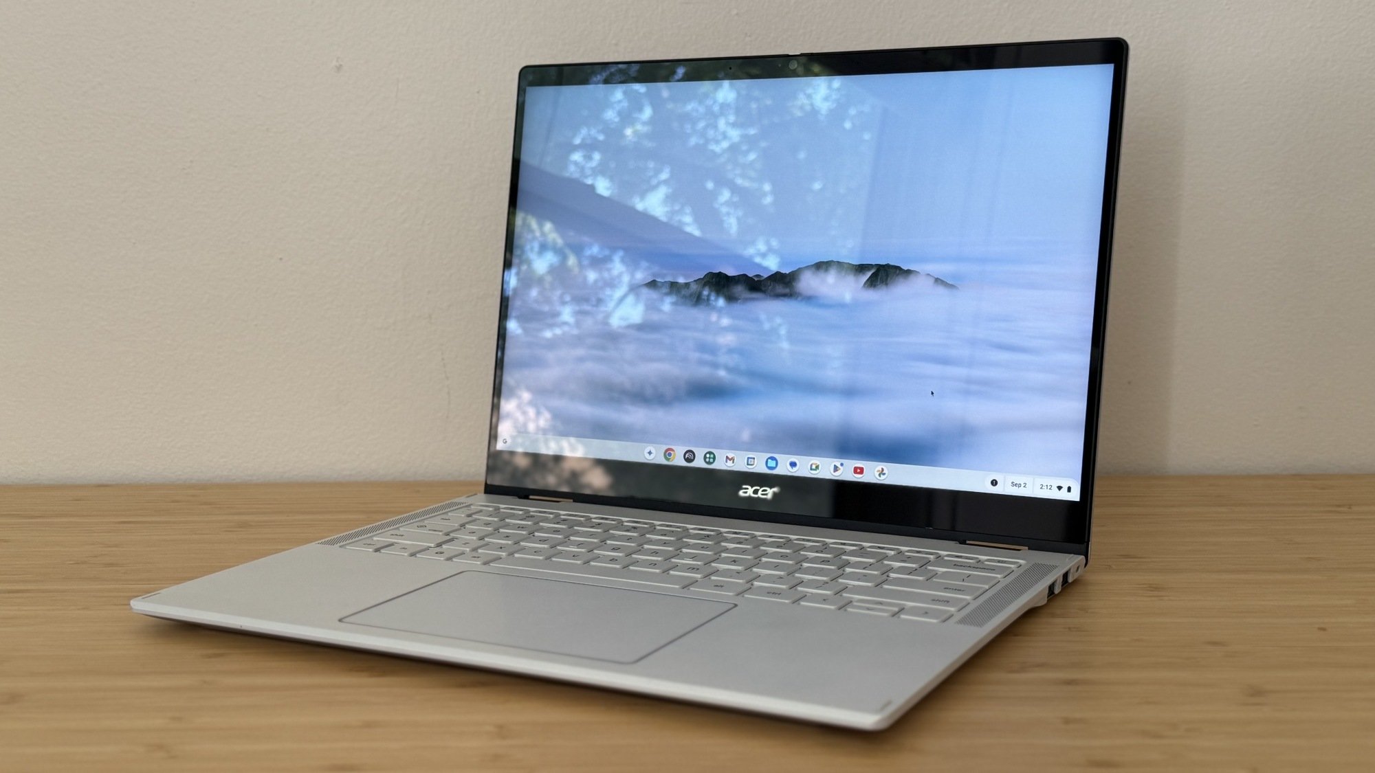 The 2025 Acer Chromebook Plus Spin 514 di meja kayu