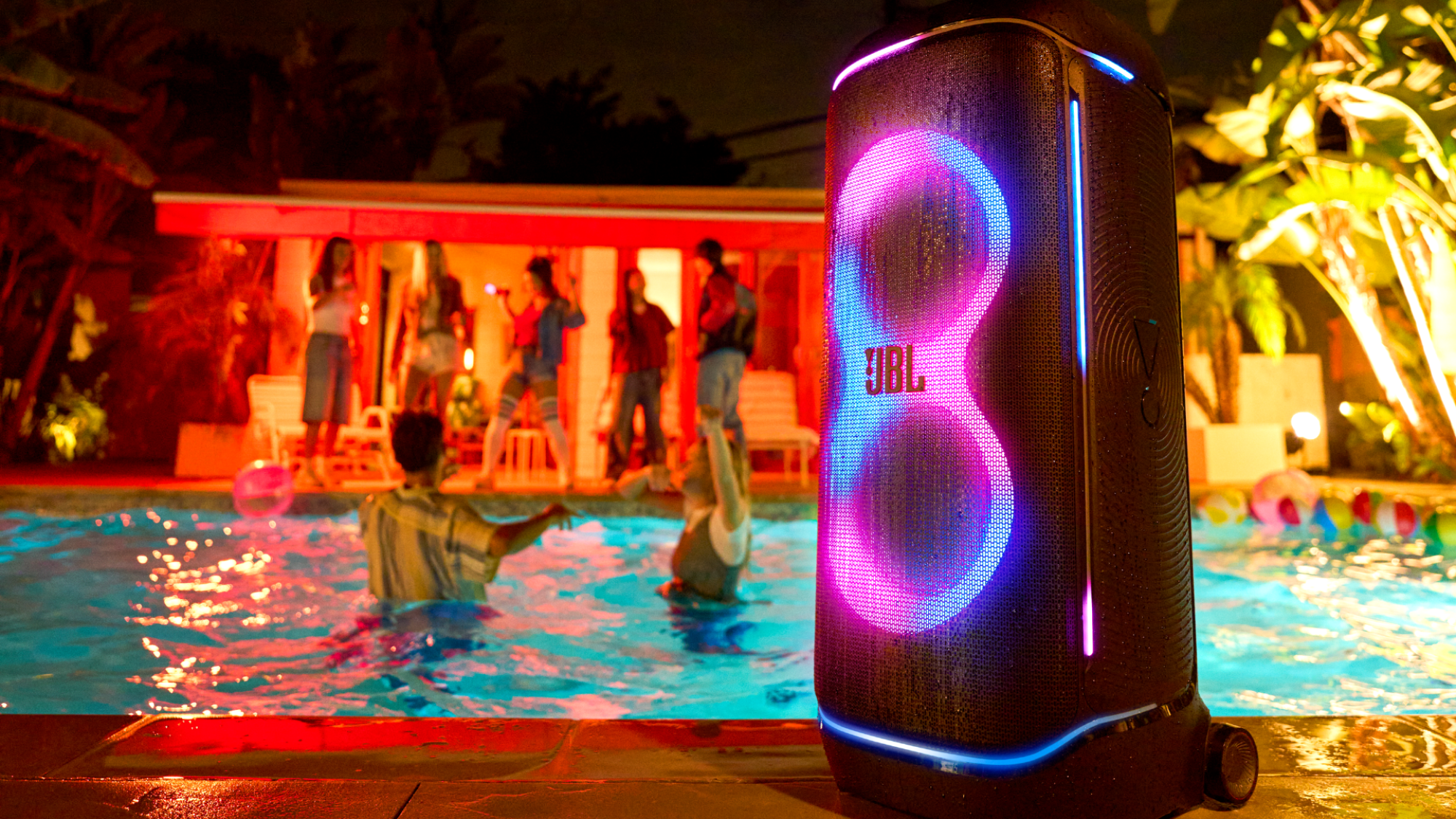 JBL PartyBox 720 di sebelah kolam renang