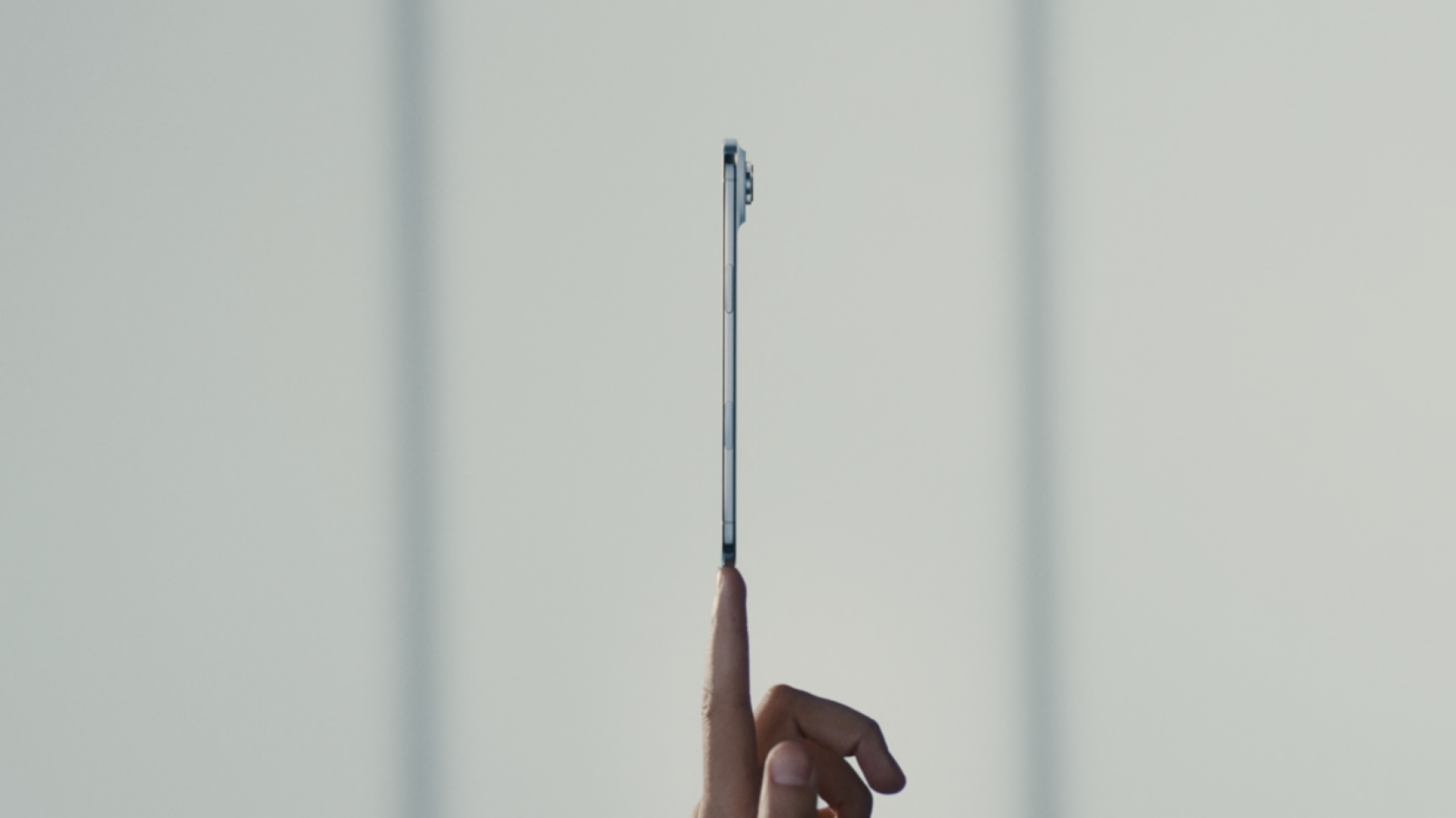 IPhone Air Balancing di jari