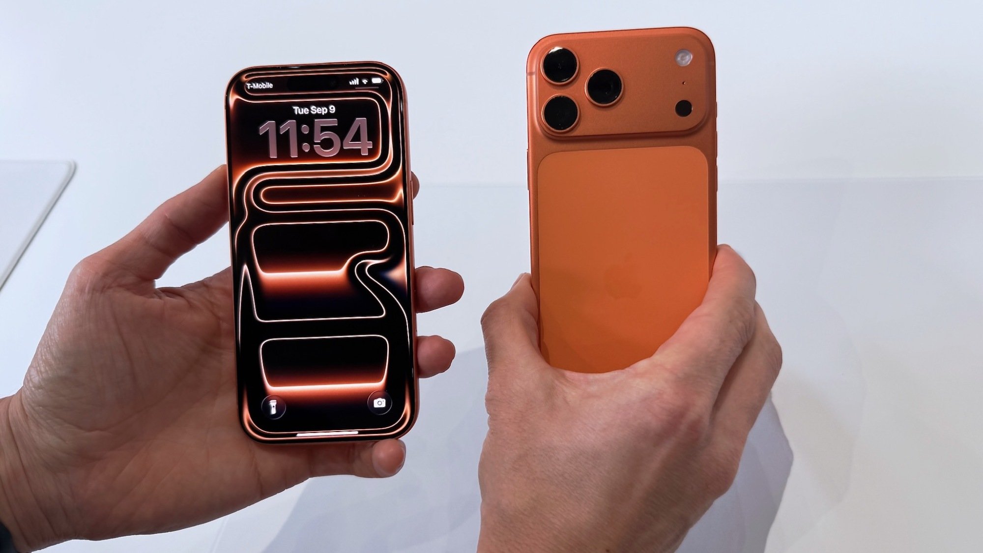iPhone 17 baru Pro dan Pro Max di tangan