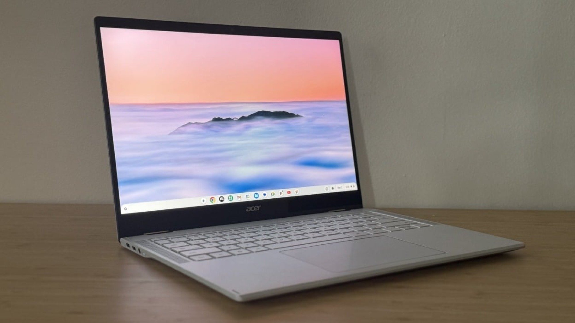 Acer Chromebook Plus Spin 514 (CP514-5HN) duduk di atas meja yang menampilkan adegan alam.