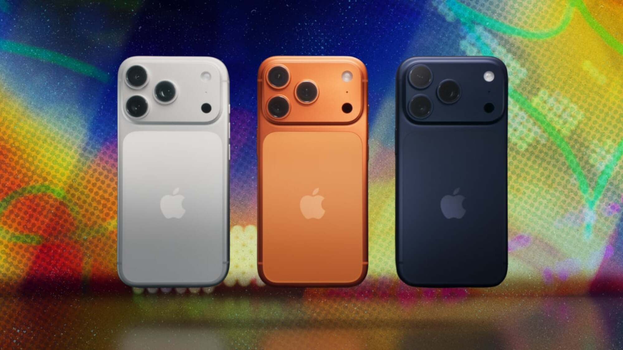 Tiga ponsel iPhone 17 Pro Max dalam warna yang berbeda