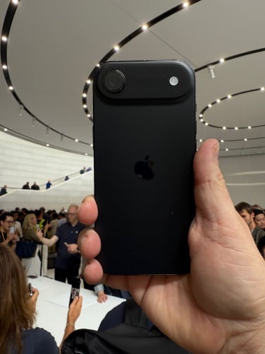 iPhone Air dipajang di Apple Park setelah acara peluncuran iPhone