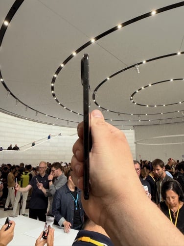 Air iPhone dipajang di Apple Park setelah acara peluncuran iPhone.